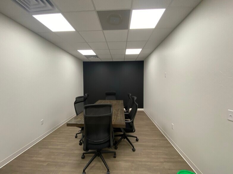 More Photos Of 901 E Main St, Yukon General Retail For Lease