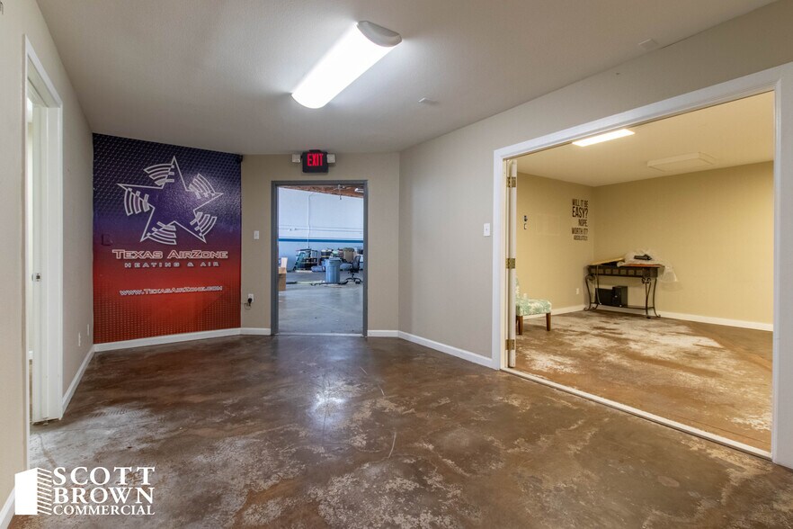 More Photos Of 10763 Mapleridge Dr, Dallas Distribution For Lease
