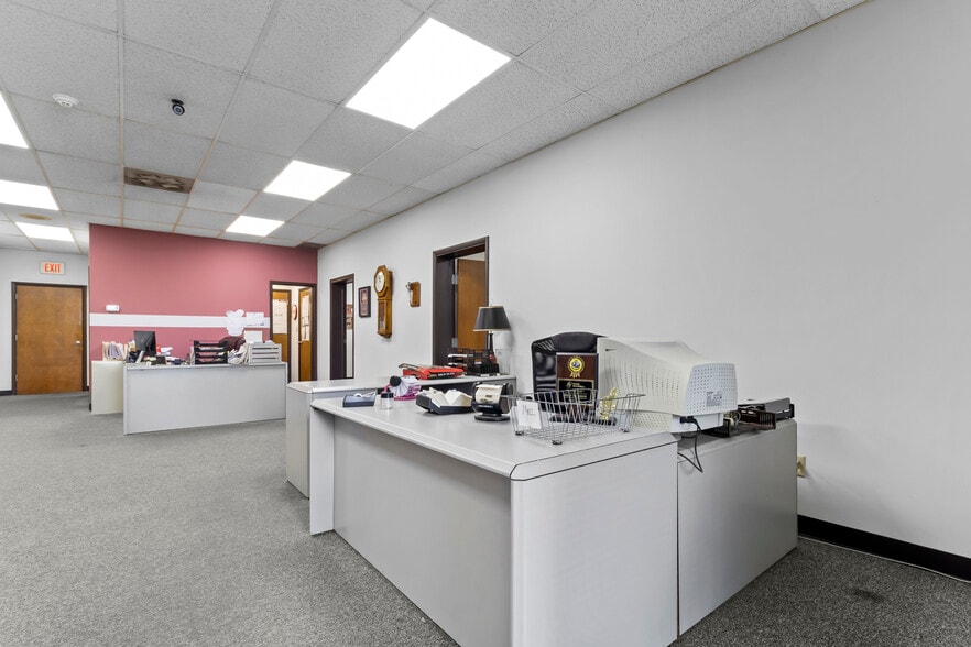 More Photos Of 8004-8008 Castleway Dr, Indianapolis Flex For Sale