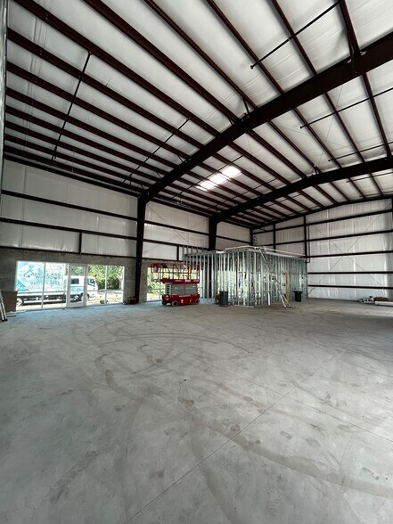 More Photos Of 1355 Sarasota Center Blvd, Sarasota Warehouse For Lease