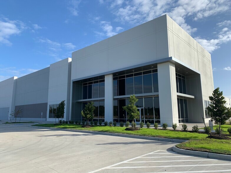 More Photos Of 10100 W Lake Houston Pky, Houston Distribution For Lease