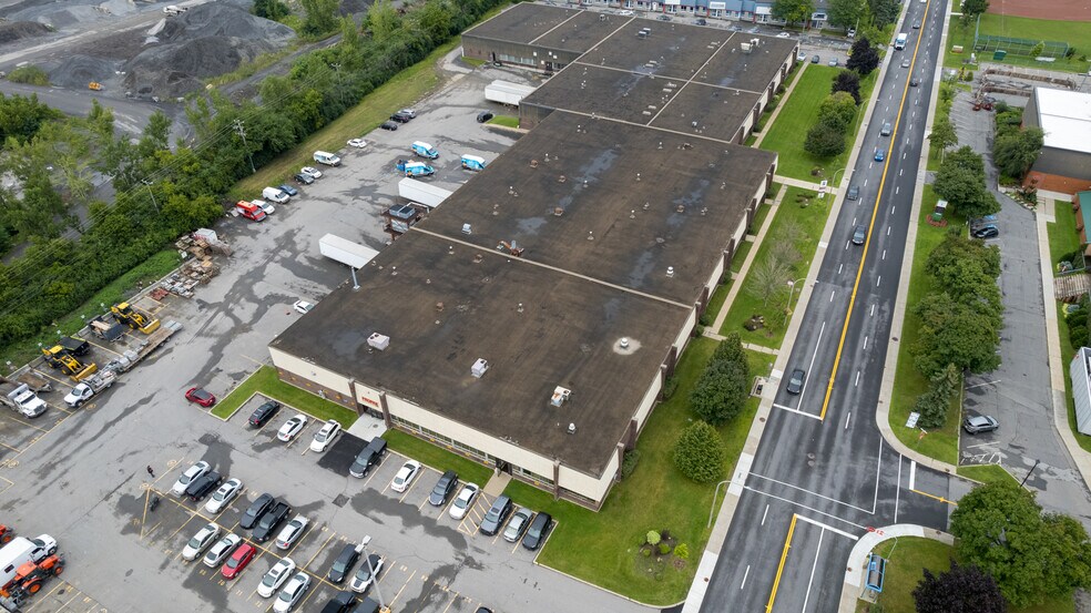 More Photos Of 16791-16821 Boul Hymus, Kirkland Warehouse For Lease