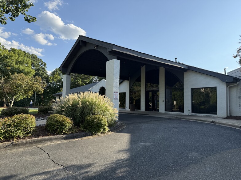 More Photos Of 411-511 N Wendover Rd, Charlotte Medical For Lease