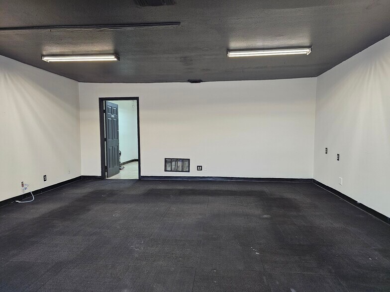 More Photos Of 129-137 Bandera Rd, San Antonio Storefront For Lease