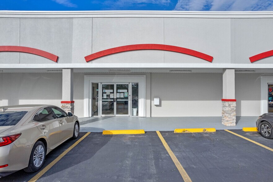 More Photos Of 120-206 N Main St, Chiefland Storefront For Lease