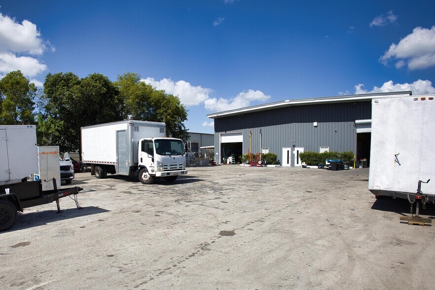 More Photos Of 13050 NW 43rd Ave, Opa Locka Warehouse For Lease