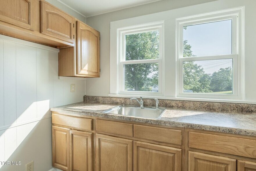 More Photos Of 457 E Bernard Ave, Greeneville General Retail For Sale