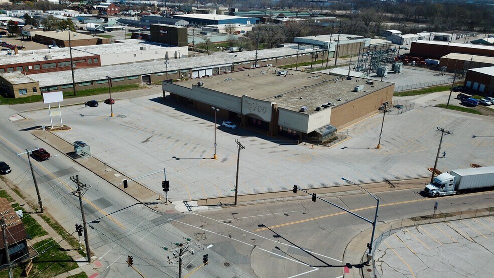 Primary Photo Of 3019 Rockingham Rd, Davenport Supermarket For Sale