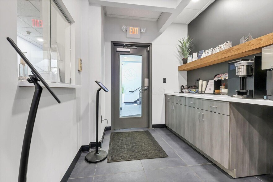More Photos Of 1480 Manning Pky, Powell Loft Creative Space For Sale