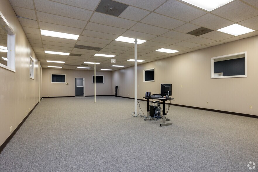 More Photos Of 601 E Marshall St, Sweet Springs Flex For Sale