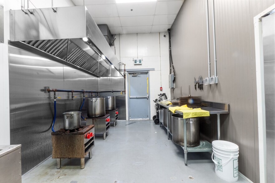 More Photos Of 609-649 Montée De Liesse, Saint-Laurent Warehouse For Sale