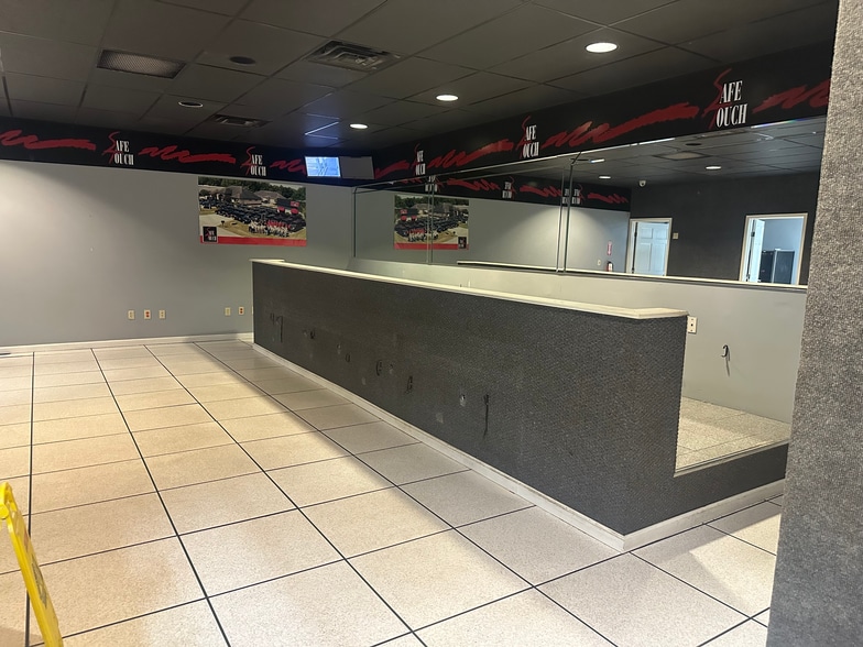 More Photos Of 9600 Sunbeam Center Dr, Jacksonville Office For Sale