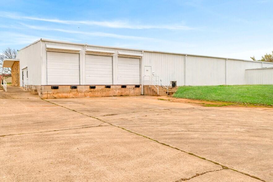 More Photos Of 3790 Lamar Ave, Paris Warehouse For Sale