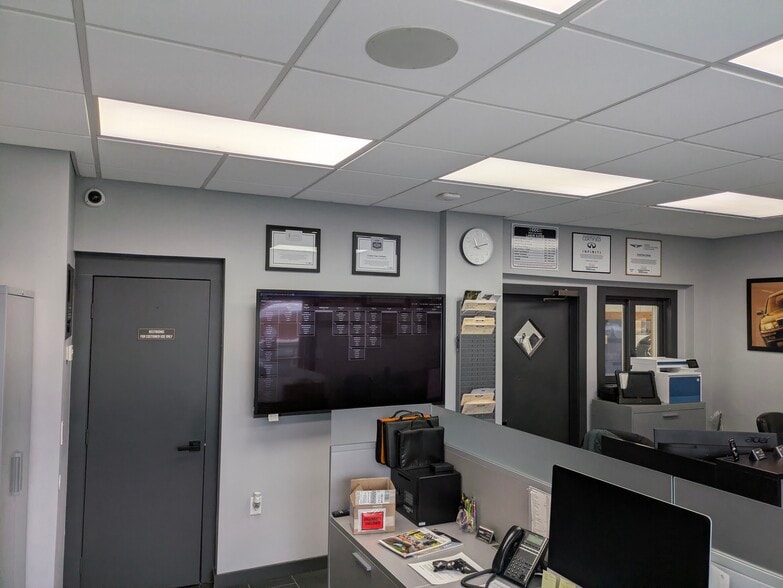 More Photos Of 5 Rollhaus Pl, Port Chester Auto Repair For Sale