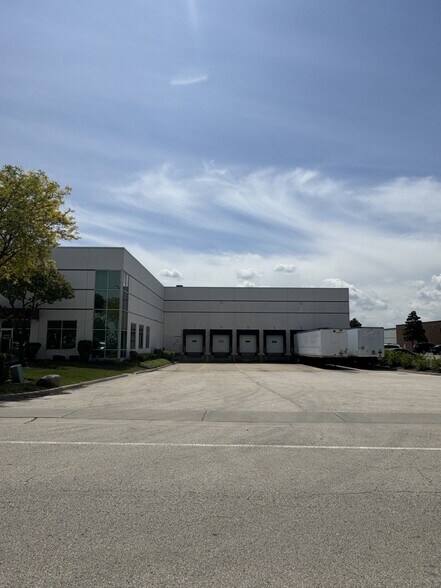 More Photos Of 880 N Wood Dale Rd, Wood Dale Warehouse For Lease
