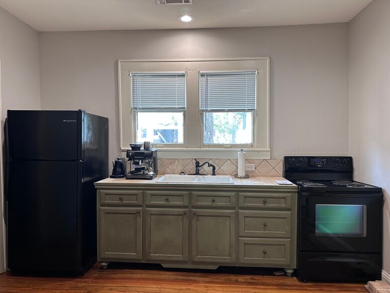 More Photos Of 517 Ferris Ave, Waxahachie Office For Lease