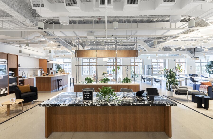 Primary Photo Of 901 N Glebe Rd, Arlington Coworking Space