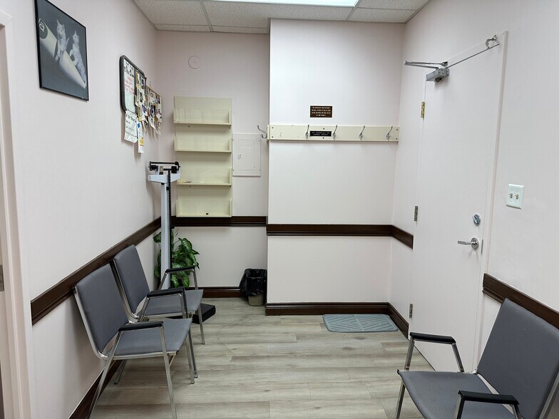 More Photos Of 27 Roncesvalles Ave, Toronto Medical For Lease