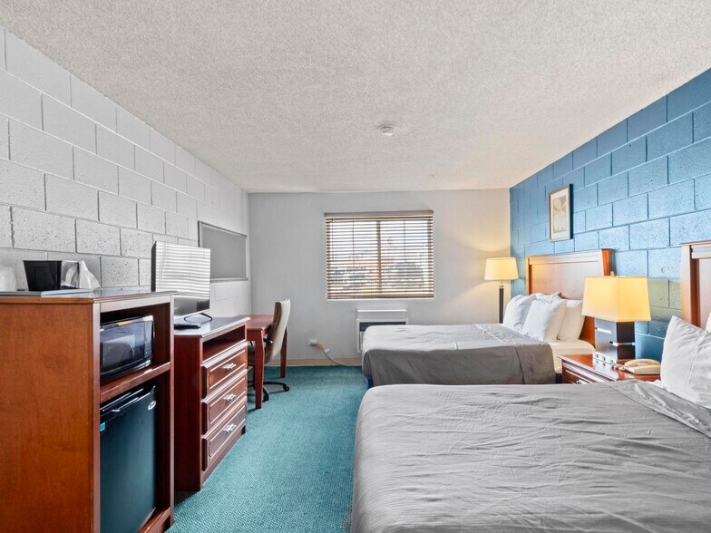 More Photos Of 1904 E Cedar St, Rawlins Hotel For Sale