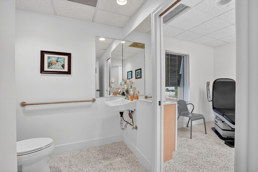 More Photos Of 665 SE 10th St, Deerfield Beach Medical For Sale