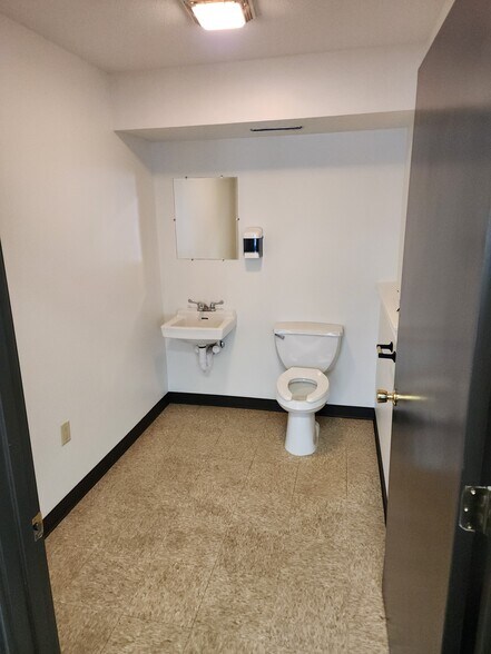 More Photos Of 6301 E 32nd Ct, Indianapolis Warehouse For Lease