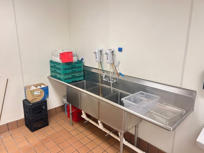 More Photos Of 350 Stafford Ln, Delta Freestanding For Lease