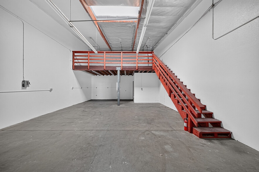 More Photos Of 550-590 E Arrow Hwy, San Dimas Warehouse For Lease