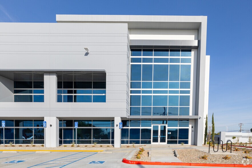 More Photos Of 436 W Rialto Ave, Rialto Distribution For Lease