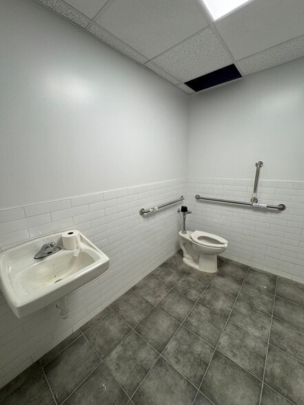 More Photos Of 718 Medford Ave, Patchogue Storefront For Lease