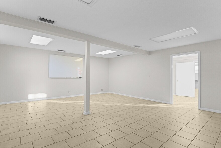 More Photos Of 3401 NNE Loop 323, Tyler Light Distribution For Sale