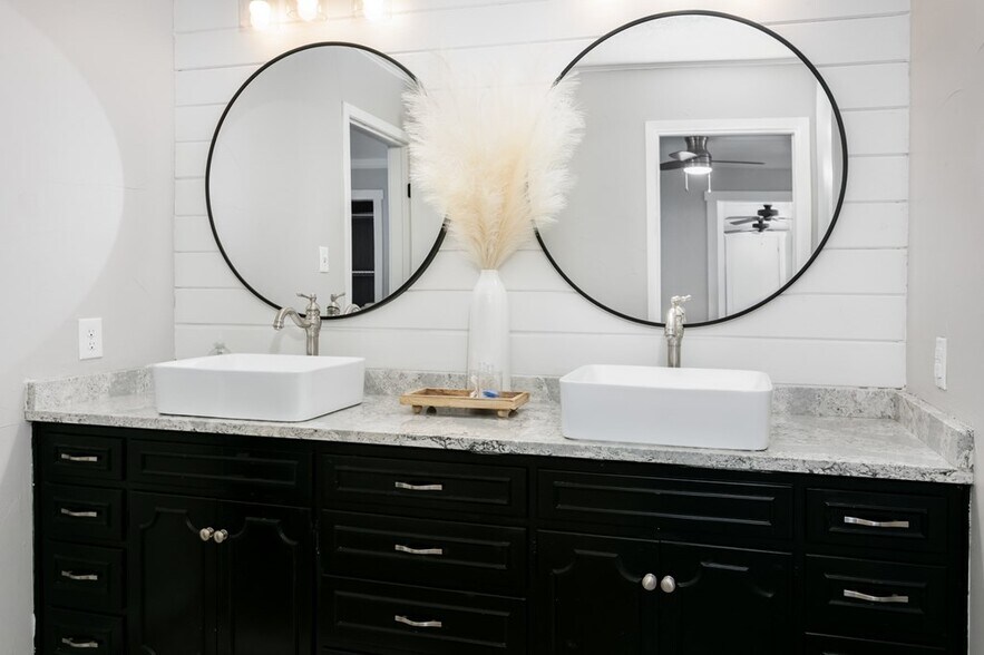 More Photos Of 333 W Burbank St, Fredericksburg Specialty For Sale