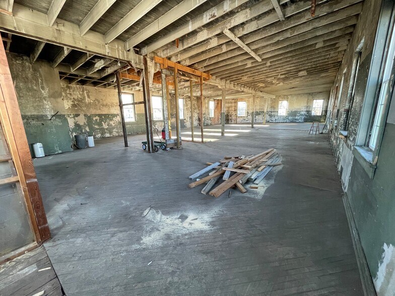 More Photos Of 130 W 3rd St, Waynesboro Light Distribution For Lease