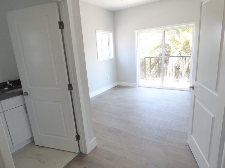 More Photos Of 1256 N Hobart Blvd, Los Angeles Apartments For Sale