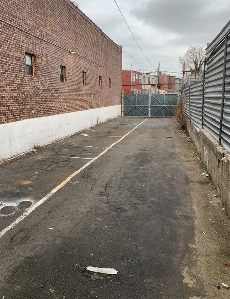 More Photos Of 279 Frost St, Brooklyn Light Distribution For Lease