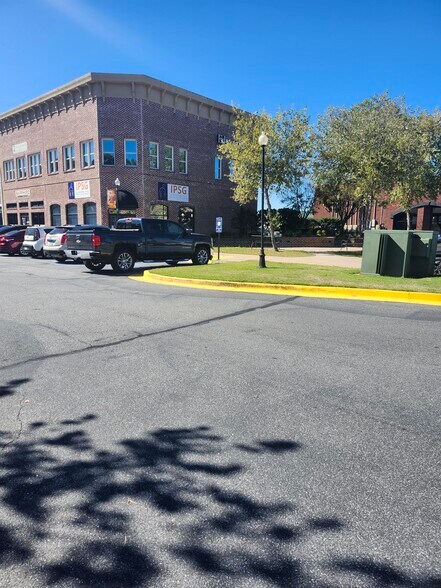 More Photos Of 650 Henderson Dr, Cartersville General Retail For Lease