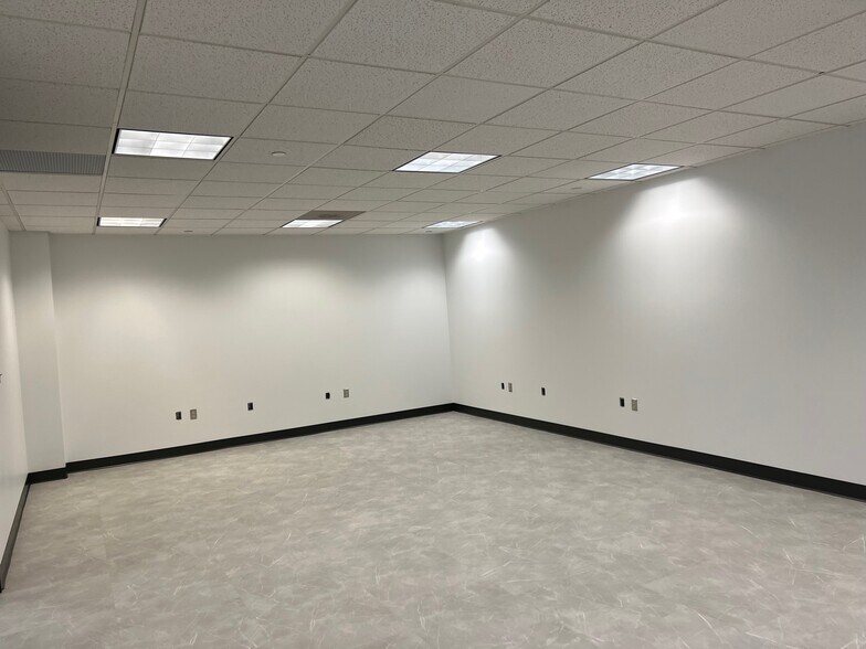 More Photos Of 220 Salina Meadows Pky, Syracuse Office For Lease