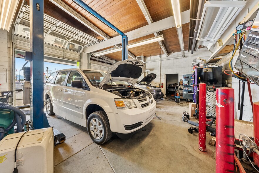 More Photos Of 348 N Riverside Ave, Medford Auto Repair For Lease