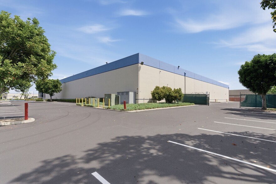 More Photos Of 11700 Monarch St, Garden Grove Warehouse For Sale