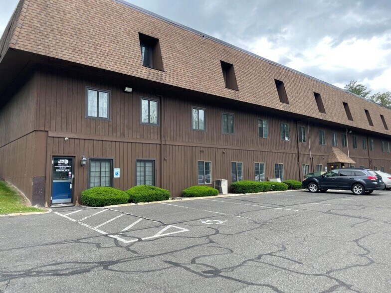 More Photos Of 304 Federal Rd, Brookfield Office For Lease