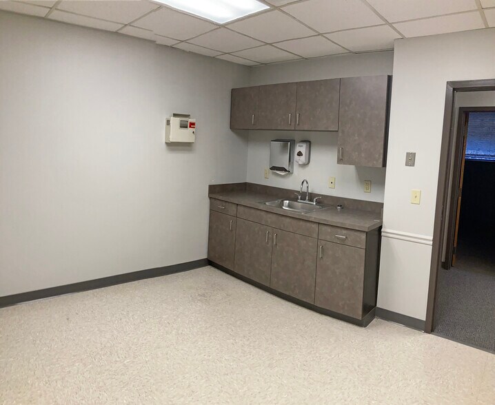 More Photos Of 1431 S Bluffview St, Wichita Medical For Lease