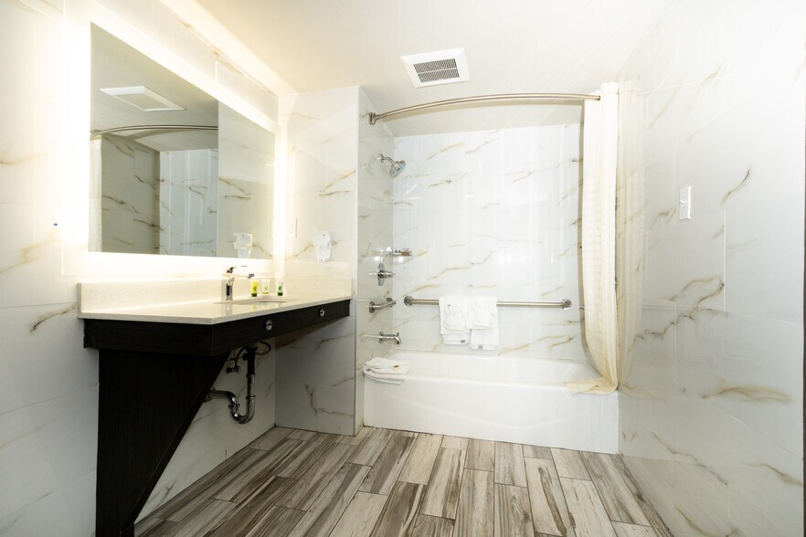 More Photos Of 915 W Cutting Blvd, Richmond Hotel For Sale