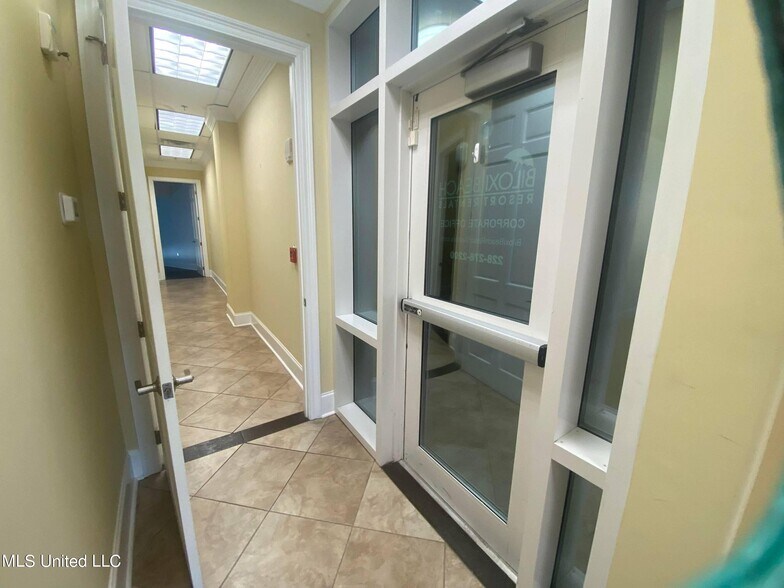 More Photos Of 2228-2230 Beach Dr, Gulfport Apartments For Lease