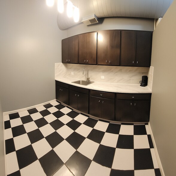 More Photos Of 2556 W Lawrence Ave, Chicago General Retail For Lease