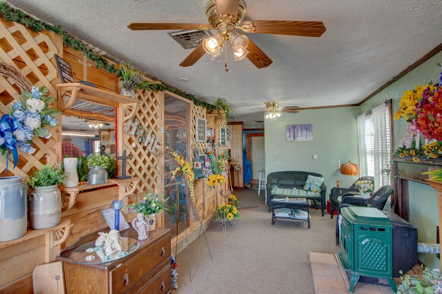 More Photos Of 617 W Main St, Whitesboro Garden Center For Sale