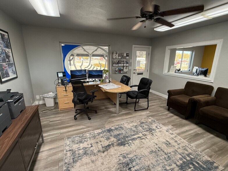 More Photos Of 725 SW 8th St, Fruitland Office For Sale