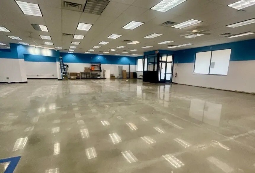 More Photos Of 521 W Grand Ave, Haysville General Retail For Lease