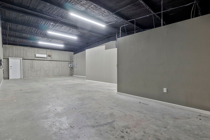 More Photos Of 6317-6327 Dogwood Dr, Milton Service For Lease