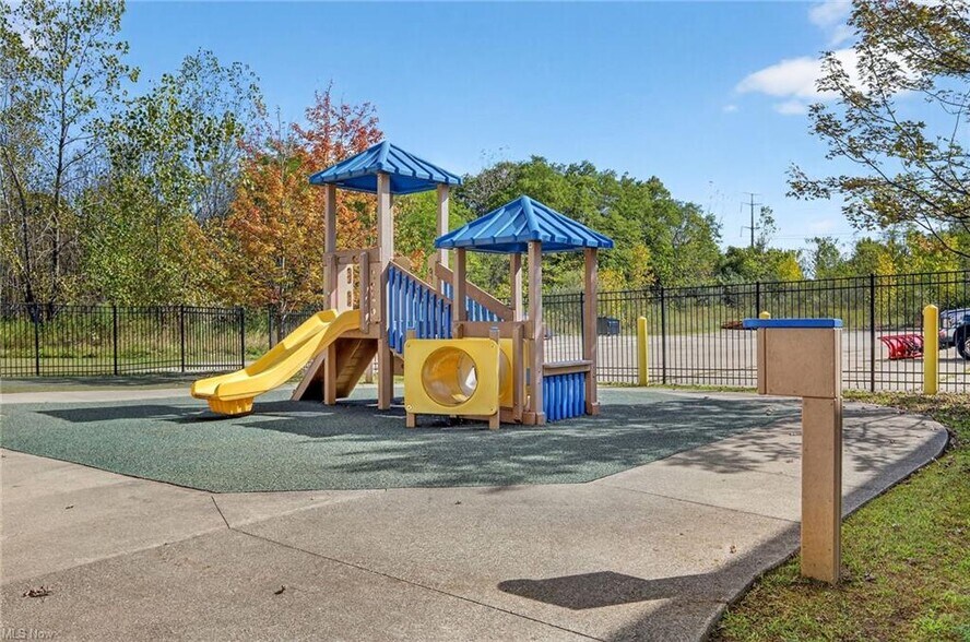 More Photos Of 852 E Highland Rd, Macedonia Flex For Lease