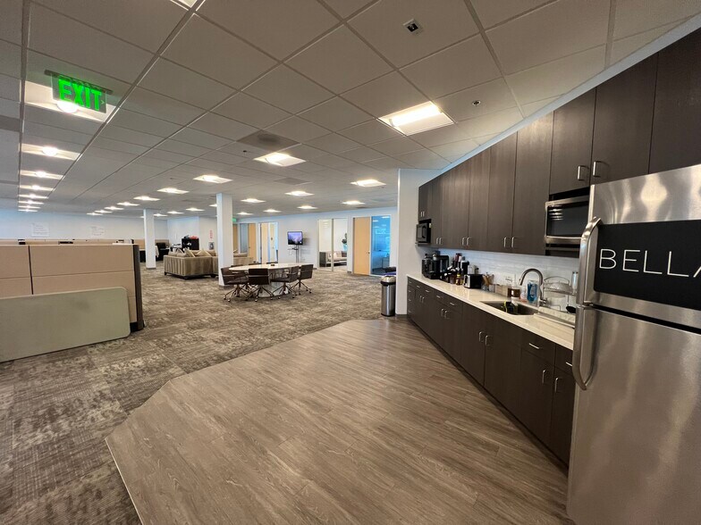 More Photos Of 21123 Nordhoff St, Chatsworth Warehouse For Lease