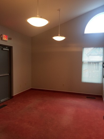 More Photos Of 8790 E Market St, Warren Medical For Sale